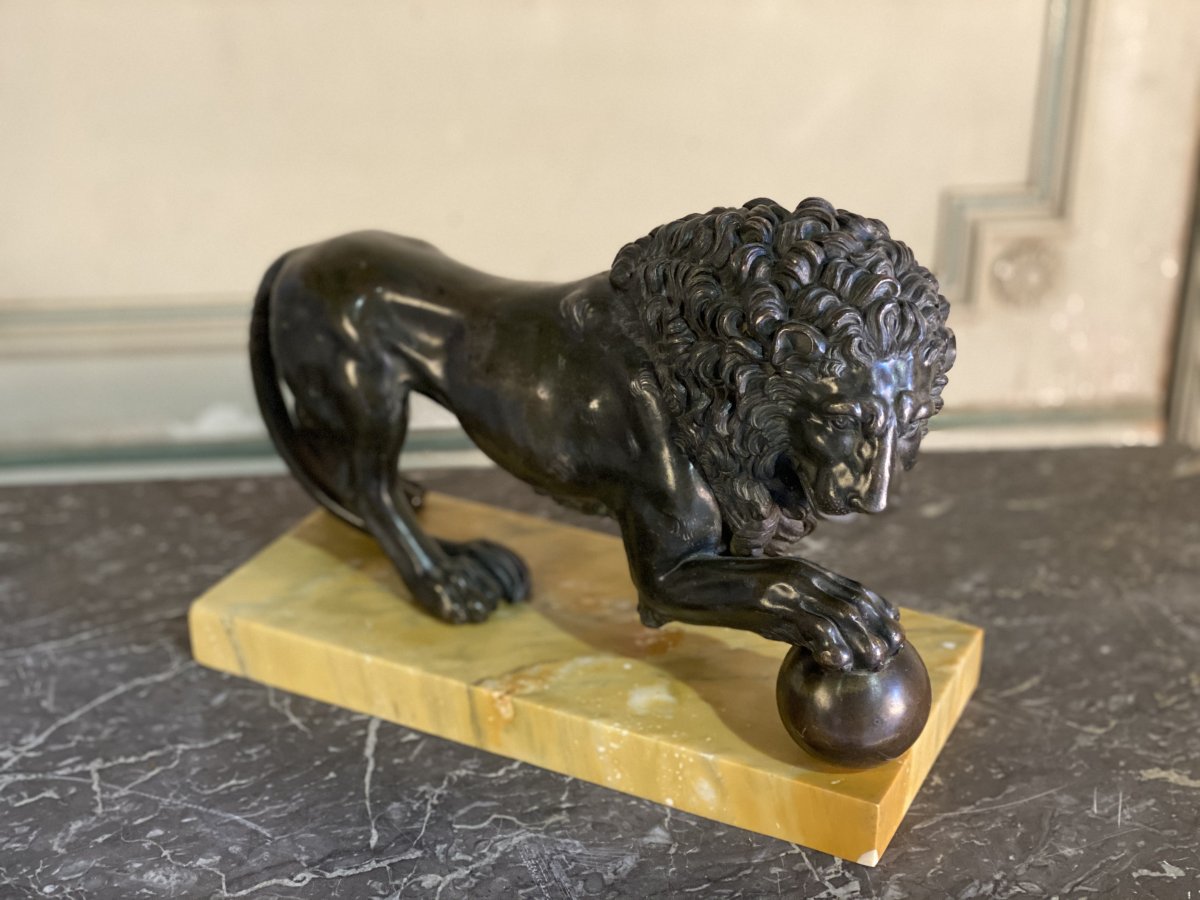 Medicis Lion In Bronze On Siena Yellow Marble Base-photo-3