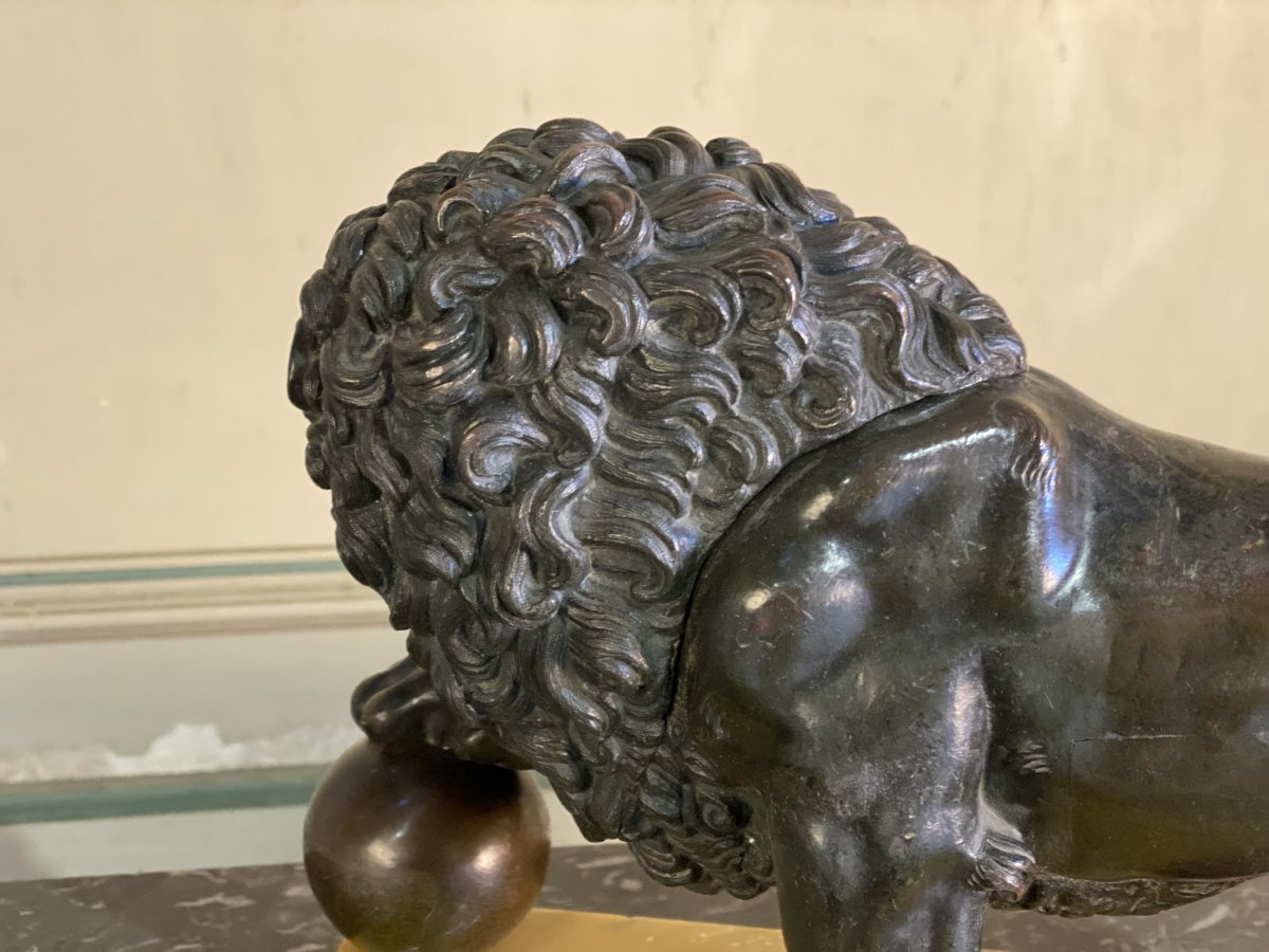 Medicis Lion In Bronze On Siena Yellow Marble Base-photo-4