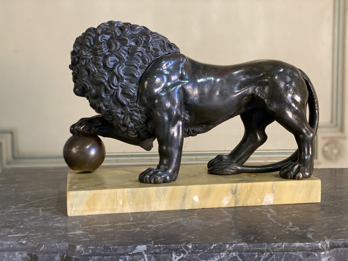 Medicis Lion In Bronze On Siena Yellow Marble Base-photo-4