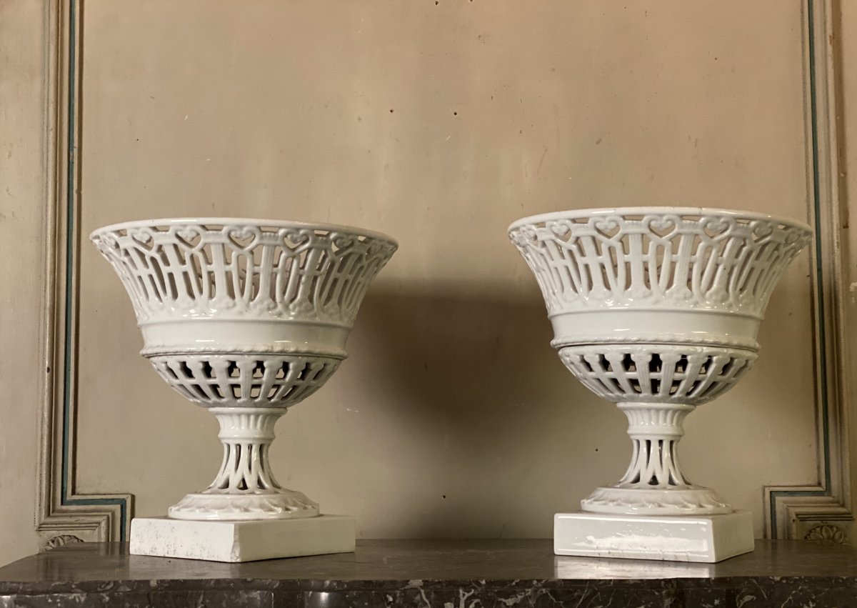 Paire De Coupes Ajourées En Porcelaine 