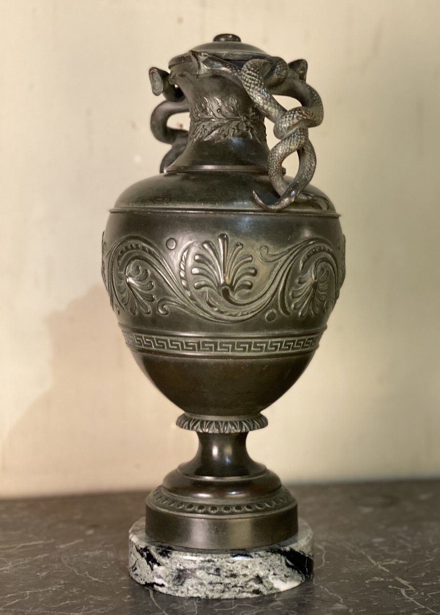 Vase Aux Serpents En Bronze Patine Verte Dans Le Goût De L’antique 