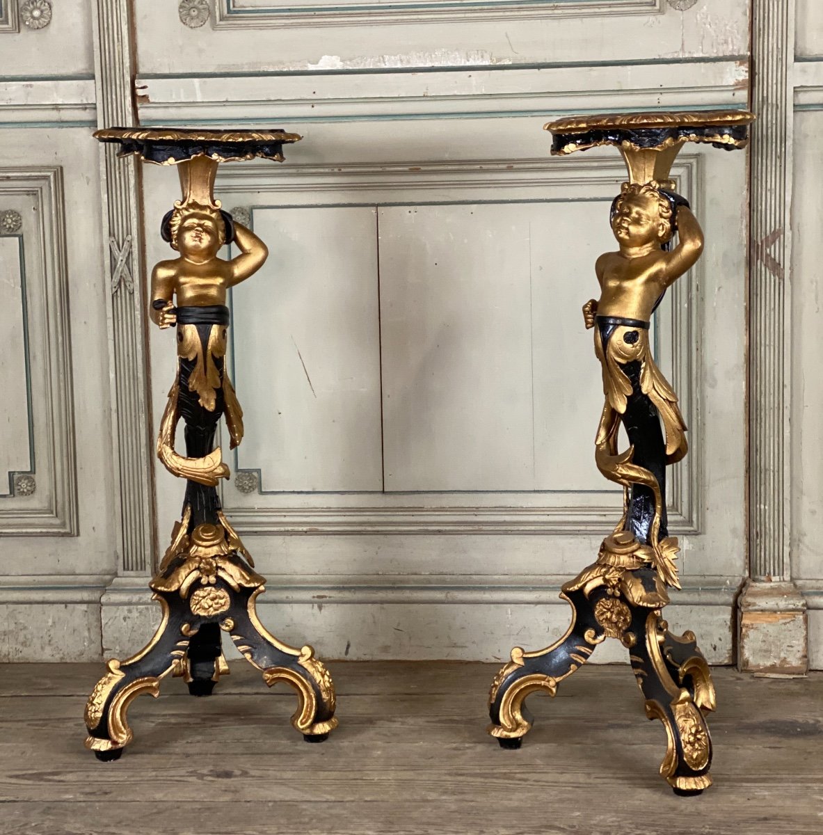 Paire De Sellettes En Bois Sculpté, Patine Noire Et Dorée Vers 1900