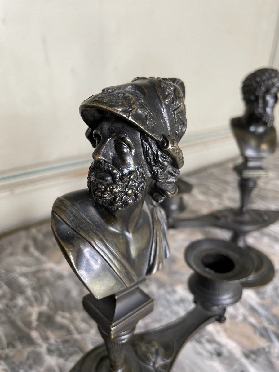Paire De Bougeoirs En Bronze à Patine Noire Dans Le Goût De L’antique -photo-1