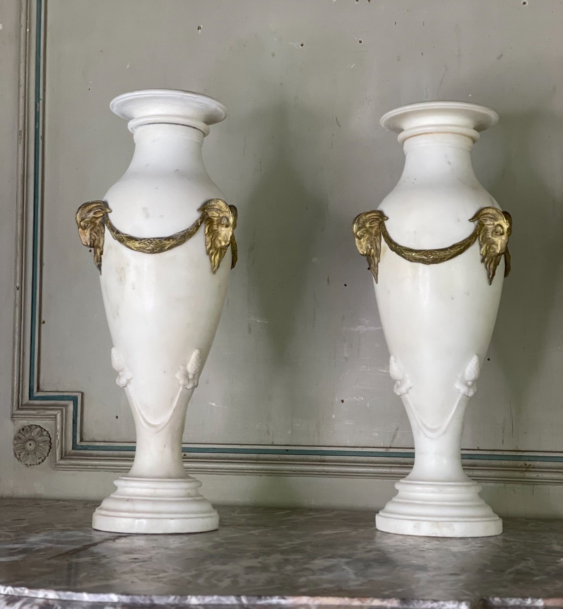 Paire De Vases En Marbre Blanc Statuaire, Bronze Doré, Vers 1900