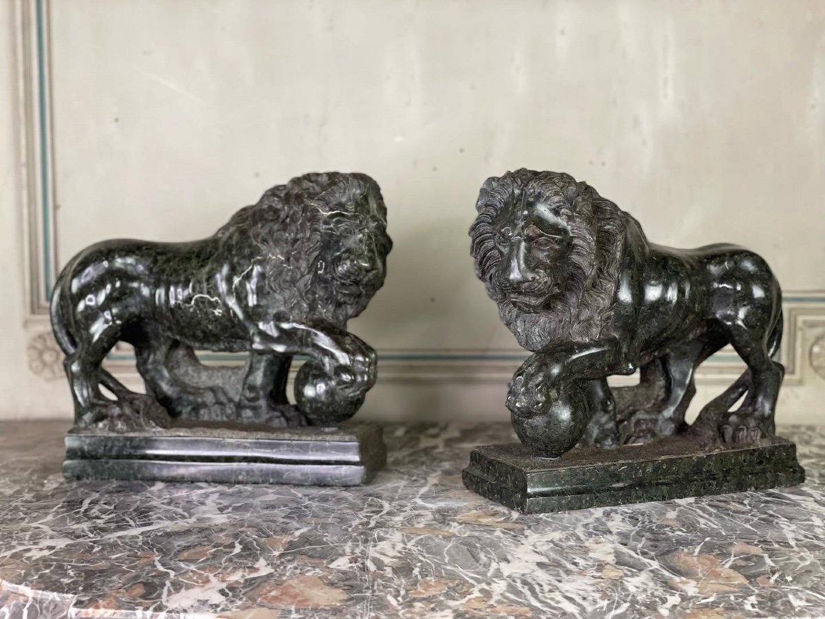 Pair Of Medici Lions In Serpentine Marble, XIXth Century