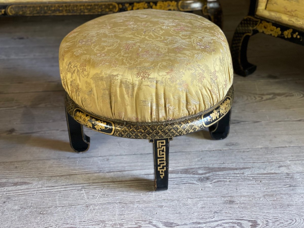 Ensemble De Deux Fauteuils, Un Canapé Et Deux Poufs En Bois Laqué à Décors Chinoisants Dorés-photo-3