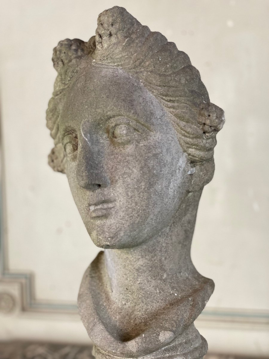 Buste Féminin Sculpté En Pierre -photo-4