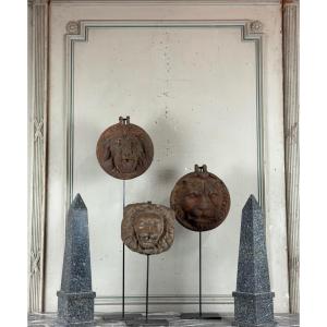 Trois lions cache-boulin, décors de façade en fonte et en terre-cuite, vers 1880