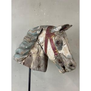 Tête d’un cheval de manège en bois, succession de couches de peinture, vers 1900