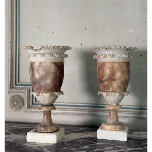 Paire de vases en albâtre bicolore, vers 1900, manques sur la collerette