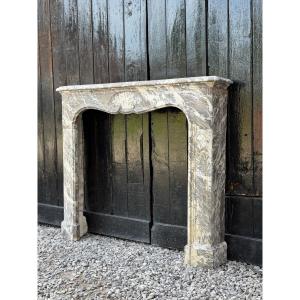 Cheminée Louis XV en marbre gris de Ardennes, un panier fleuri en marbre blanc, fin du XVIIIème