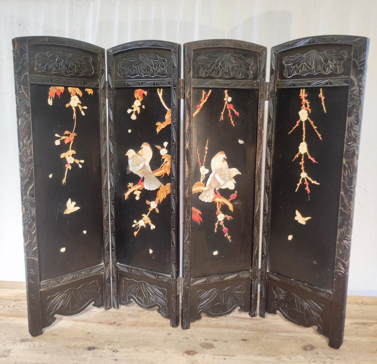 Chinese Lacquered Wood Screen With Inlaid Stones-photo-2