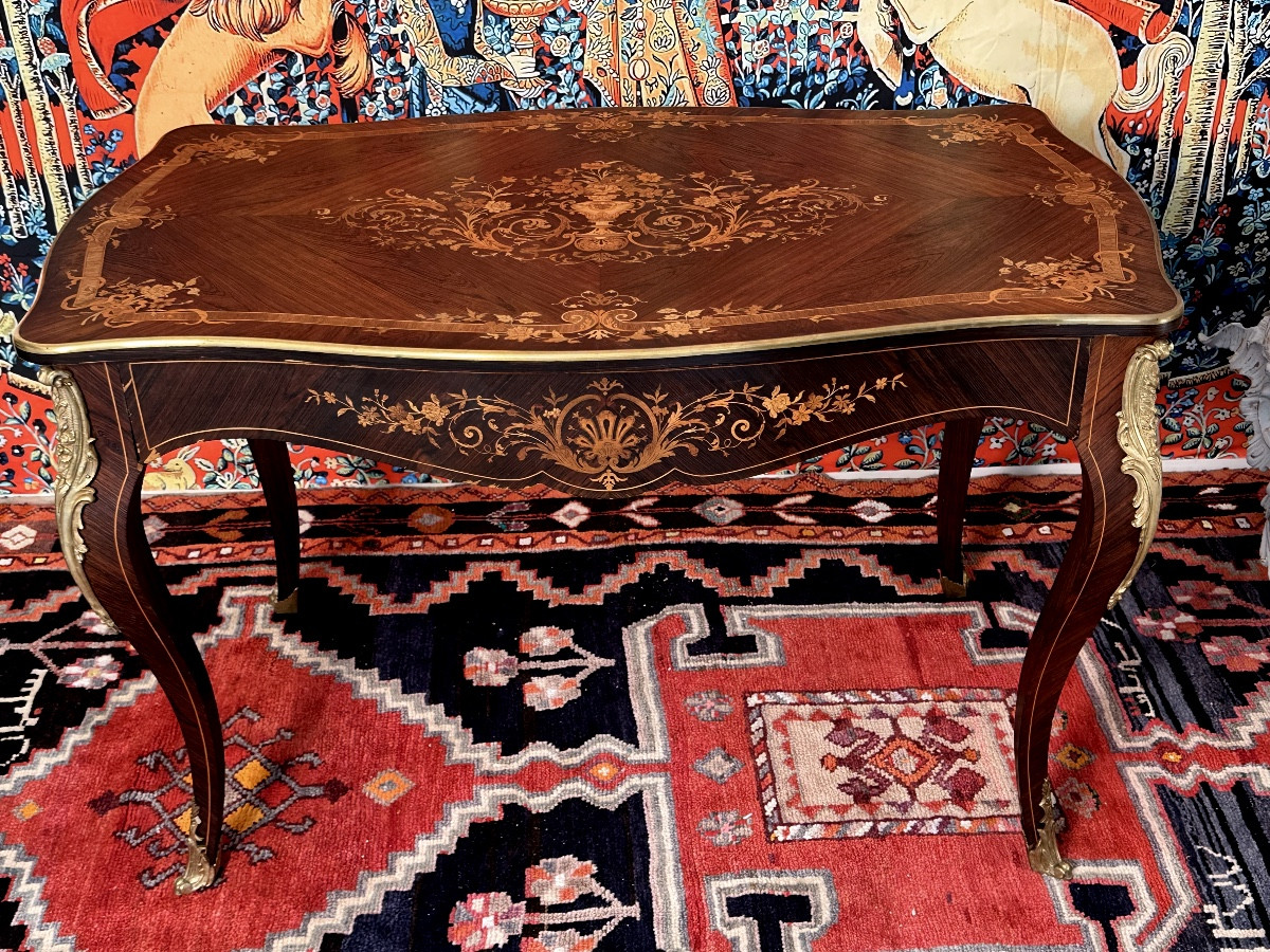 Bureau de Milieu en marqueterie , style Louis XV, époque Napoléon III – Milieu XIXe