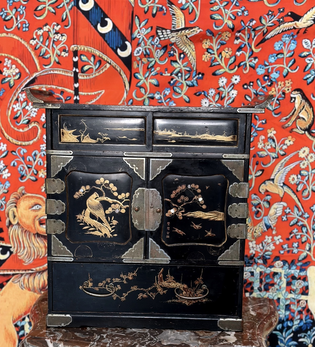  Antique Chinese Cabinet In Black And Gold Lacquer-photo-2