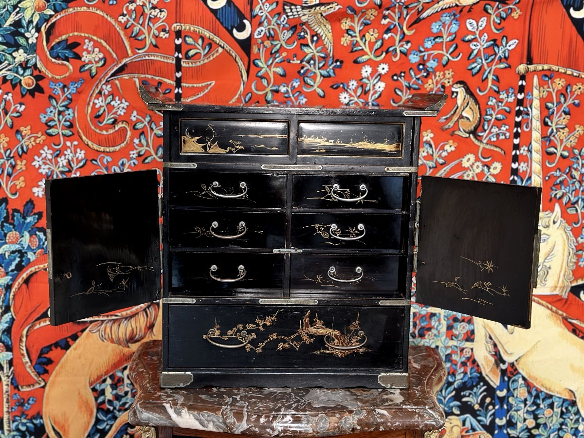  Antique Chinese Cabinet In Black And Gold Lacquer-photo-3