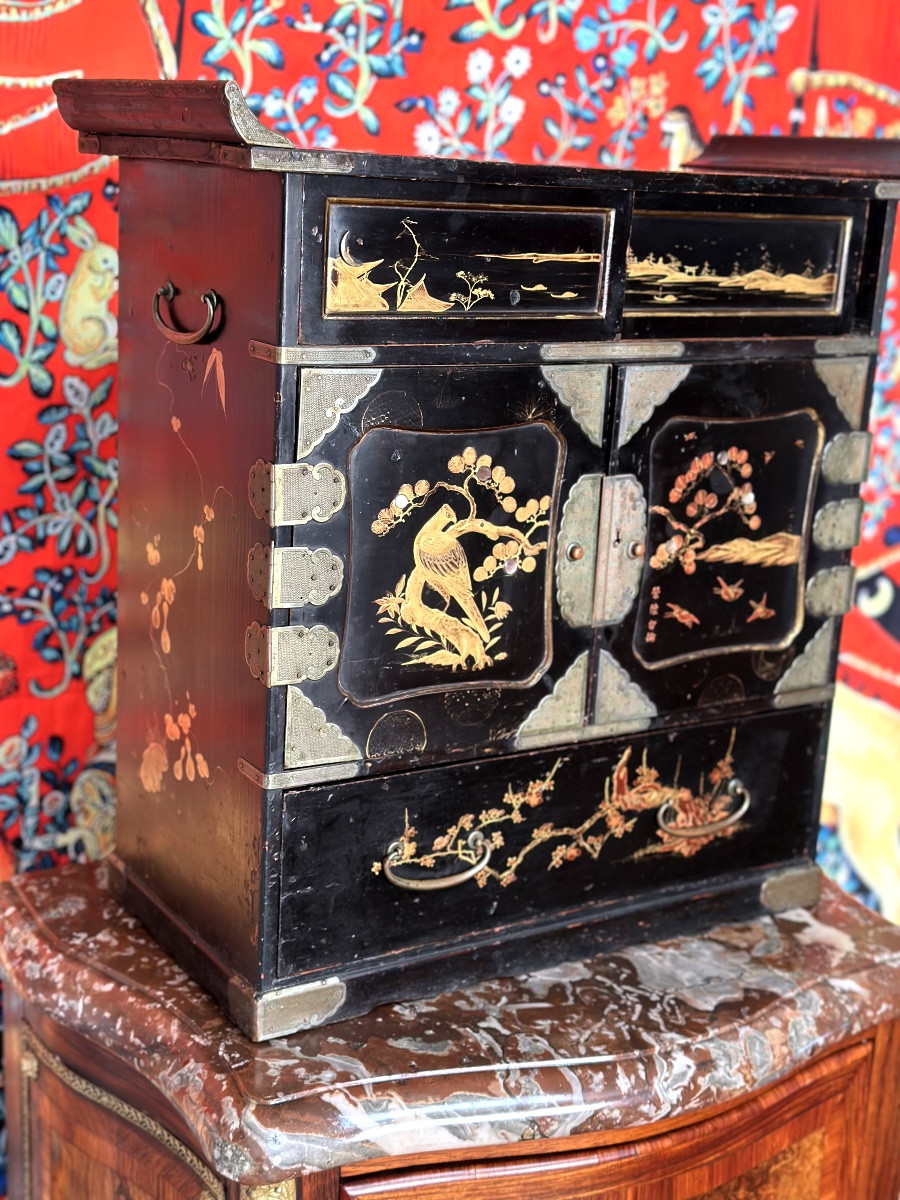  Antique Chinese Cabinet In Black And Gold Lacquer-photo-4