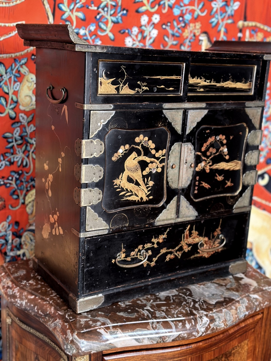  Antique Chinese Cabinet In Black And Gold Lacquer-photo-1