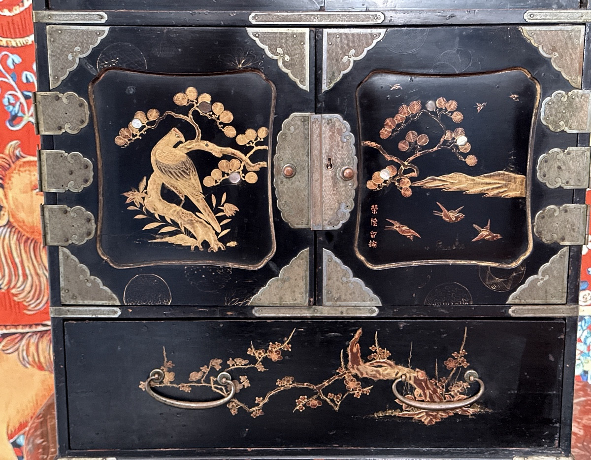  Antique Chinese Cabinet In Black And Gold Lacquer-photo-6