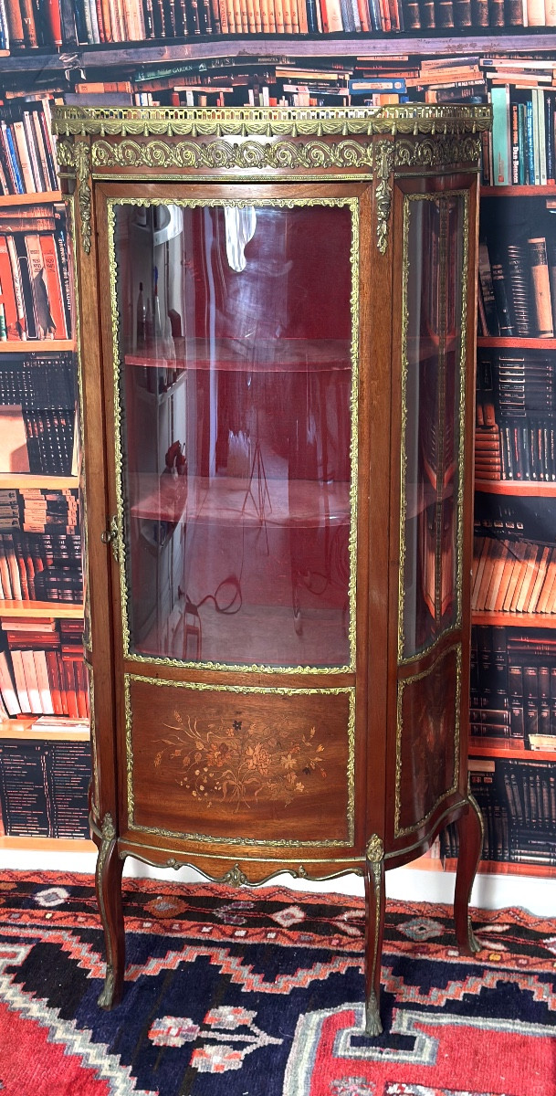 Vitrine galbé  de style Louis XV, circa 1900