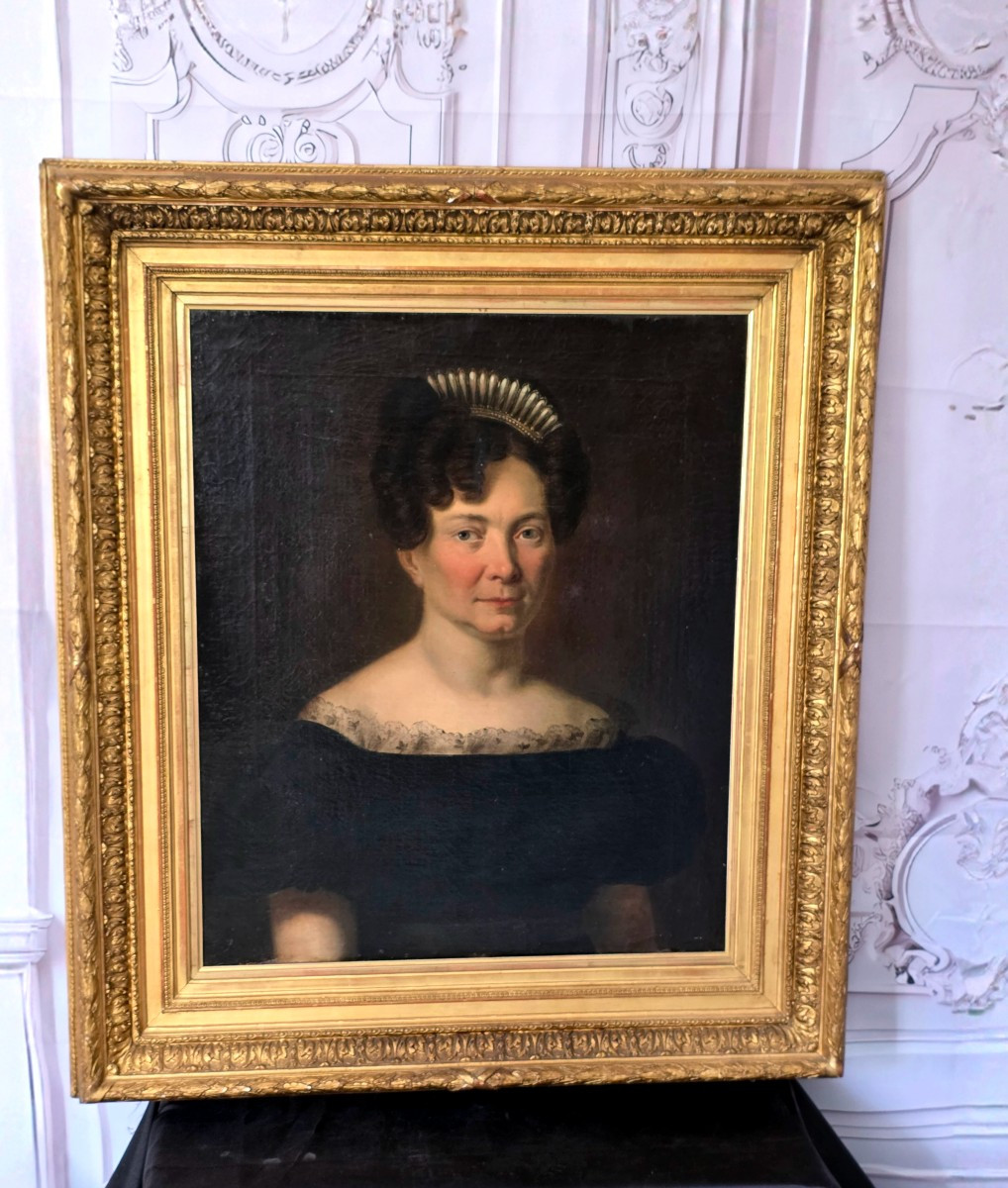 Painting Of An Elegant Lady 