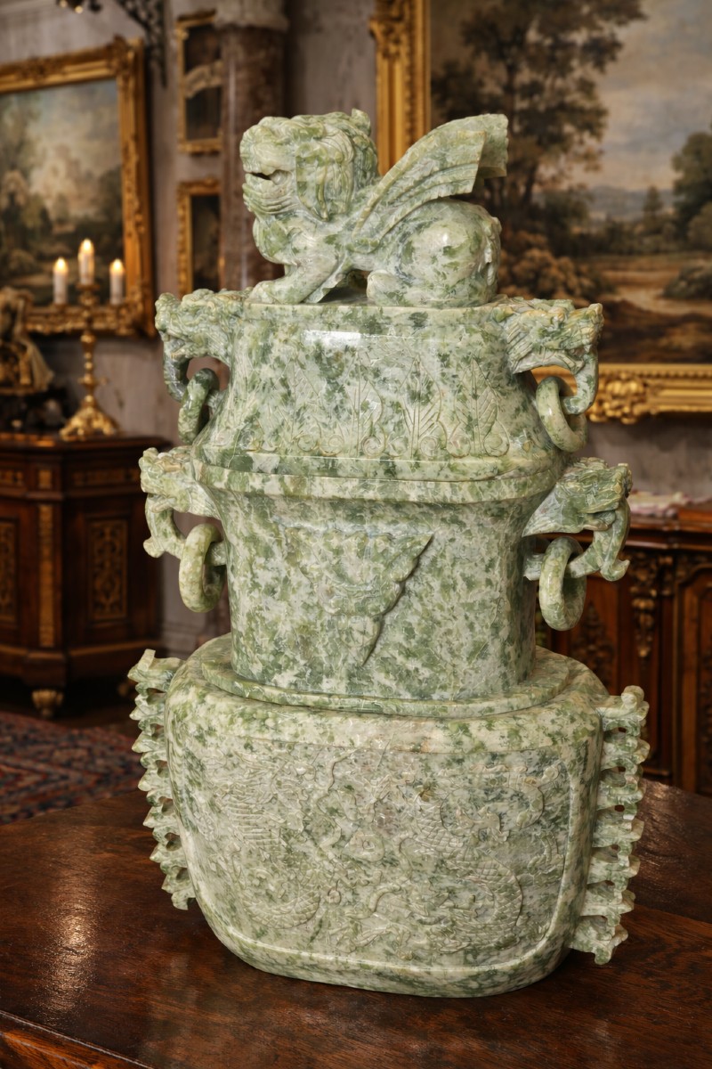 Vase couvert  en jade sculpté chine