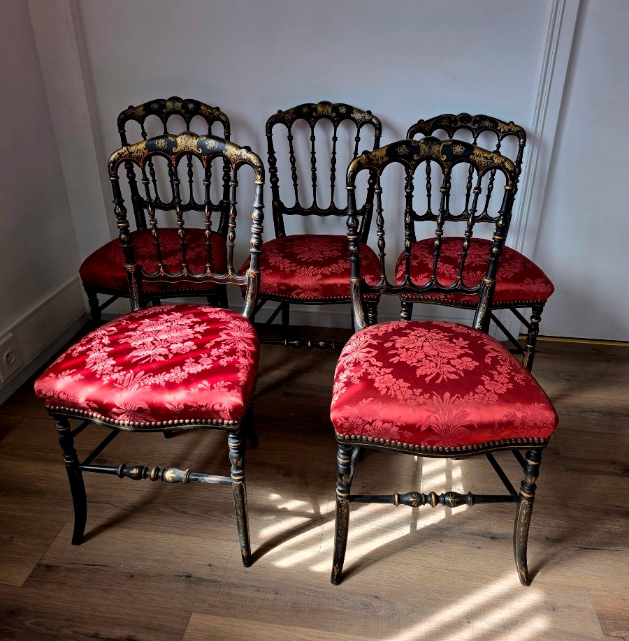 Série  de cinq  chaises Napoléon III, bois laqué noir et dorée -photo-3