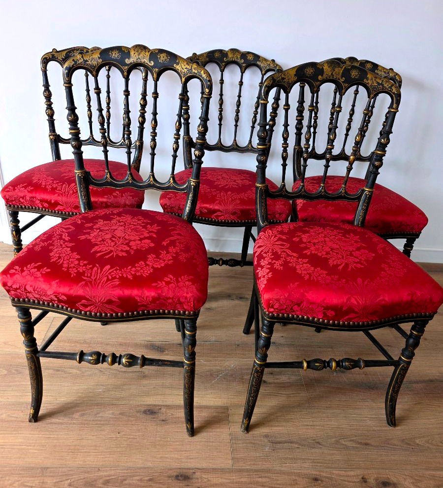 Série  de cinq  chaises Napoléon III, bois laqué noir et dorée 