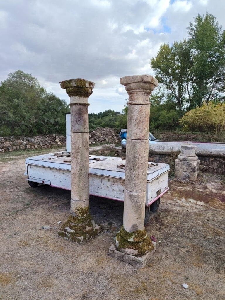 Pair Of Stone Columns – 18th Century Beautiful Pair Of Cut-stone Columns-photo-2