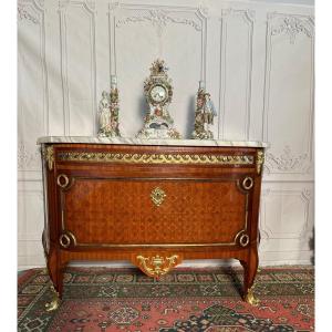 Commode Louis XVI  d aprés un modèle de Jean François  Leleu