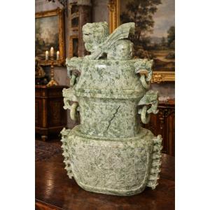 Vase couvert  en jade sculpté chine