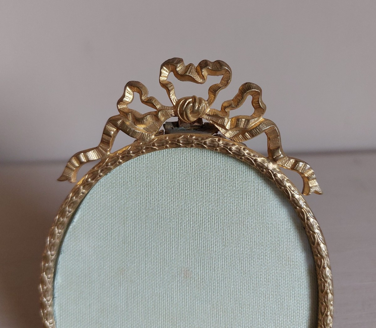 Cadre porte photo ovale en laiton doré de style Louis XVI -photo-1