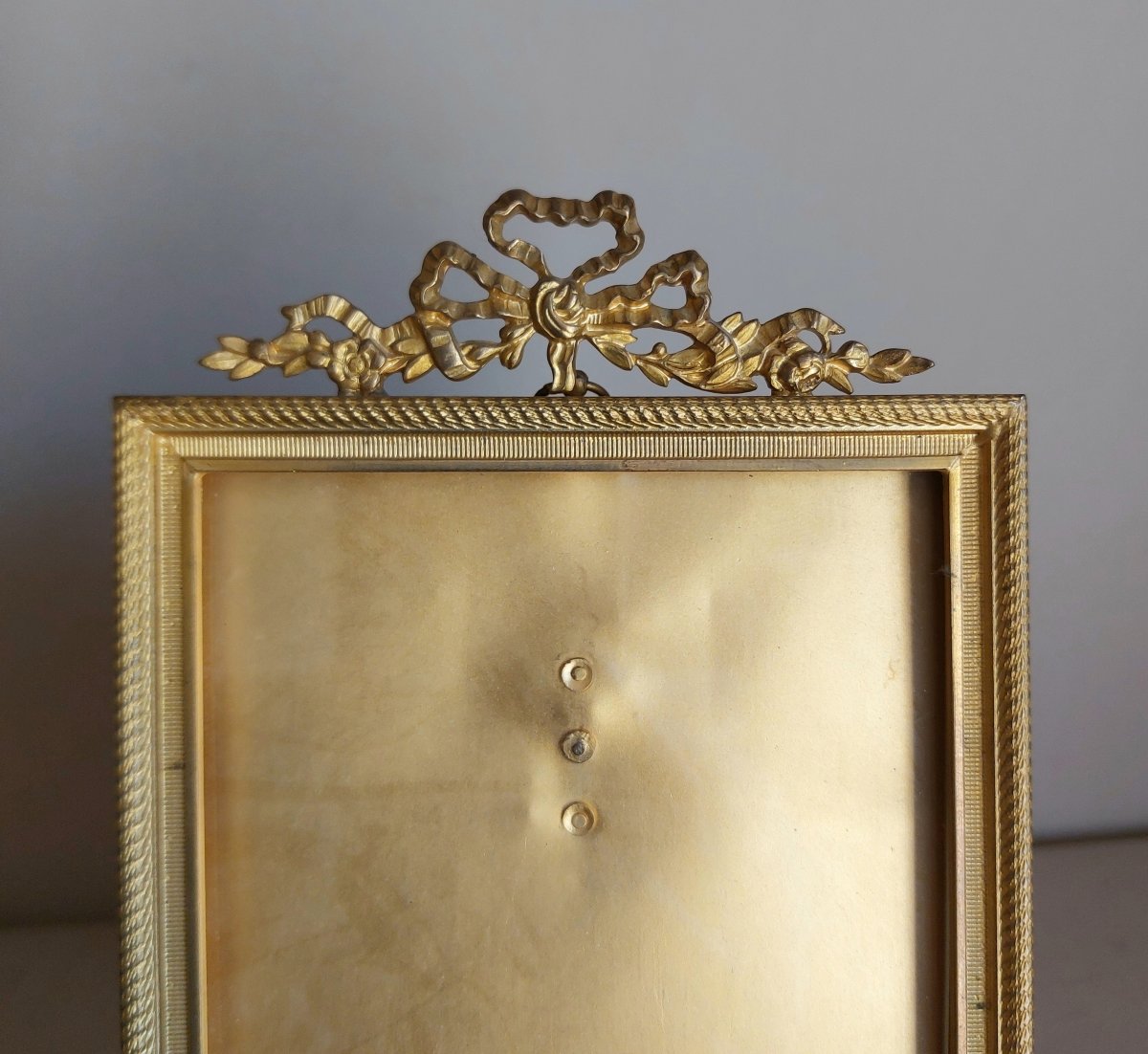 Cadre porte photo en bronze doré de style Louis XVI -photo-4
