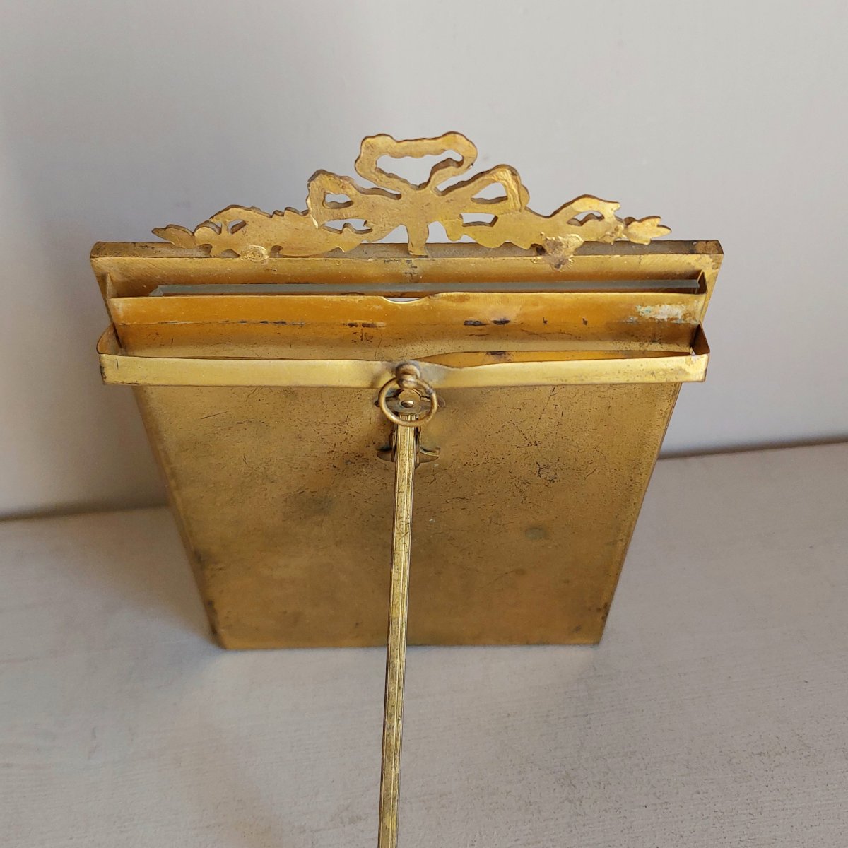 Cadre porte photo en bronze doré de style Louis XVI -photo-3