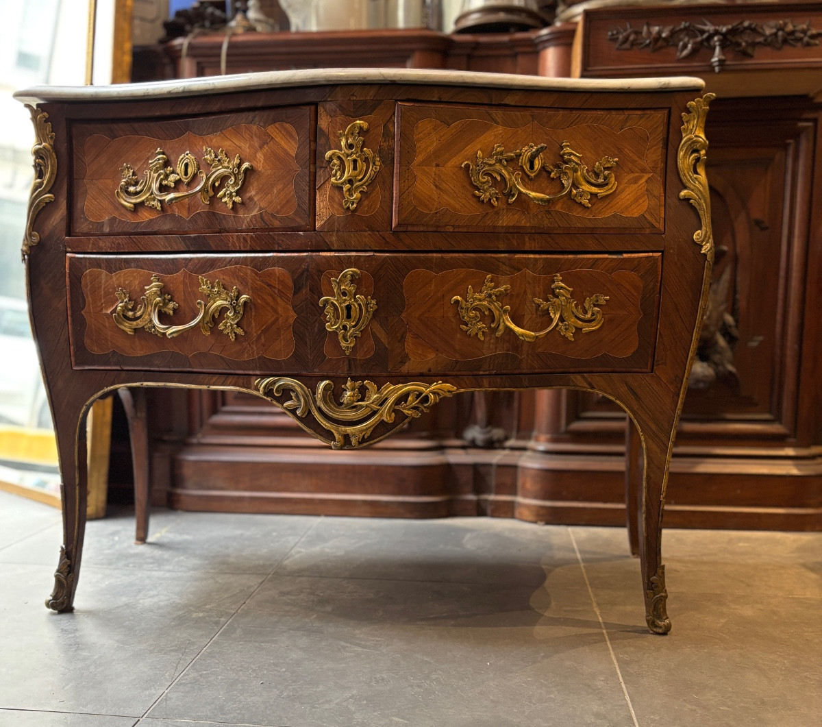 Petite Commode galbée époque XVIIIe Louis XV  Sauteuse Estampillée Roussel En Bois De Rose 