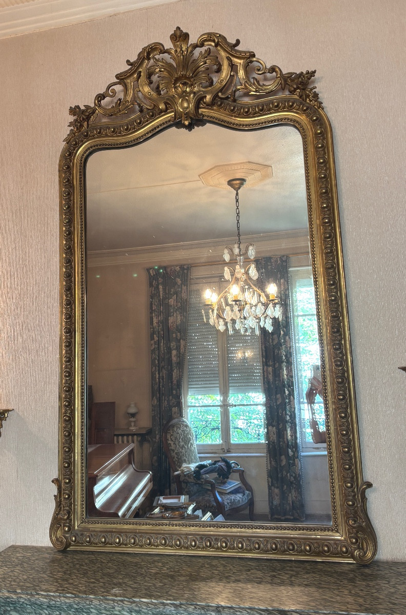 Ancien miroir glace de cheminée bois et stuc doré à décor de coquille et godrons XIXe 