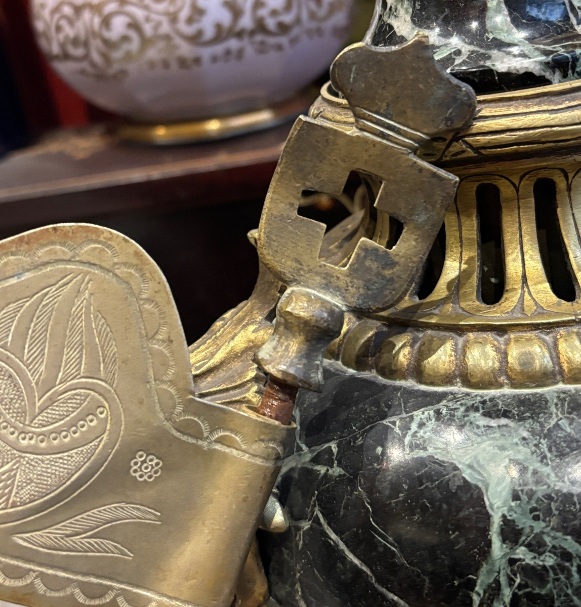 Girouette de chapelle  XVII e en laiton sur axe en fer forgé à décor de sacré coeur -photo-3