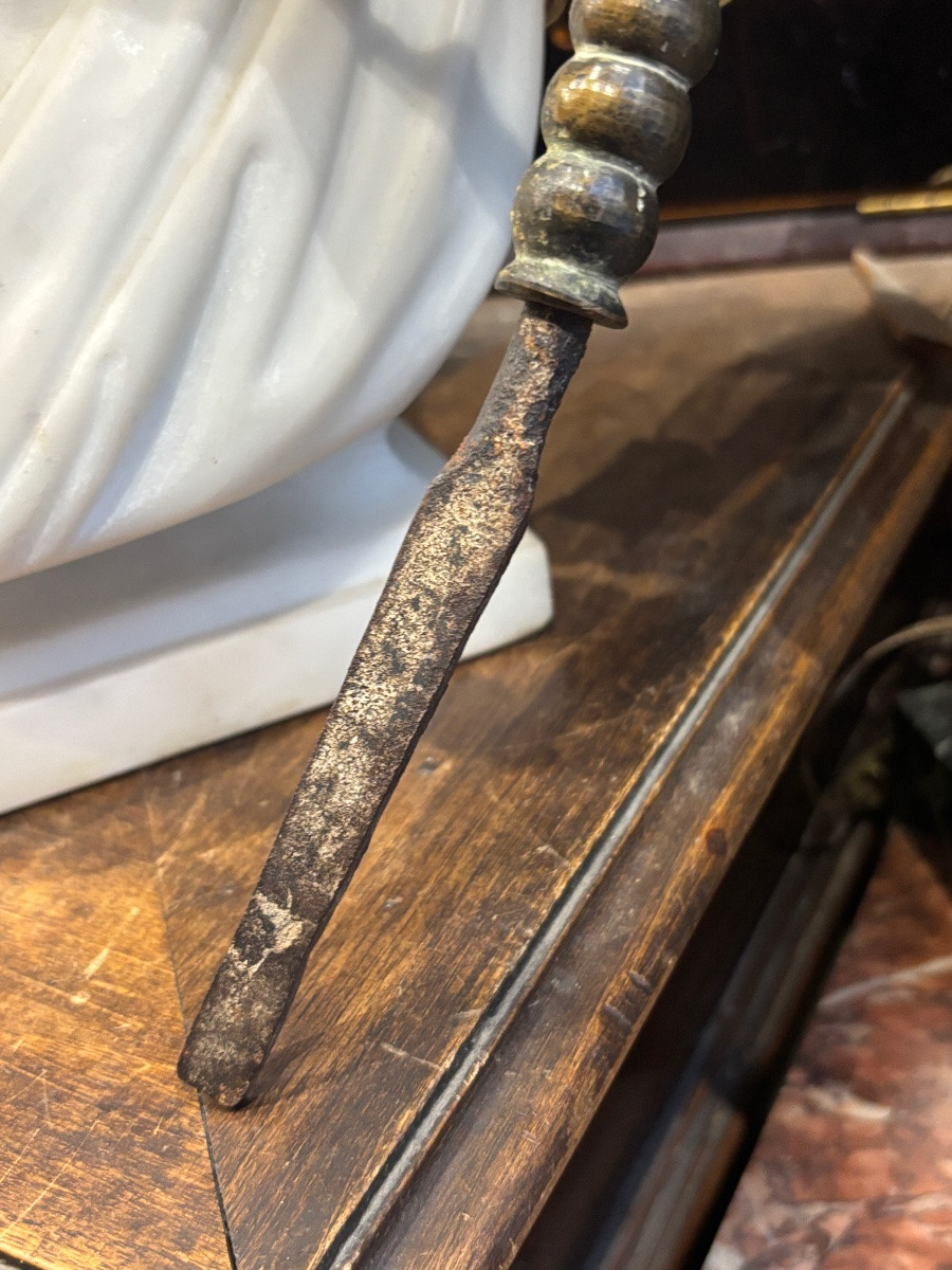 Girouette de chapelle  XVII e en laiton sur axe en fer forgé à décor de sacré coeur -photo-2