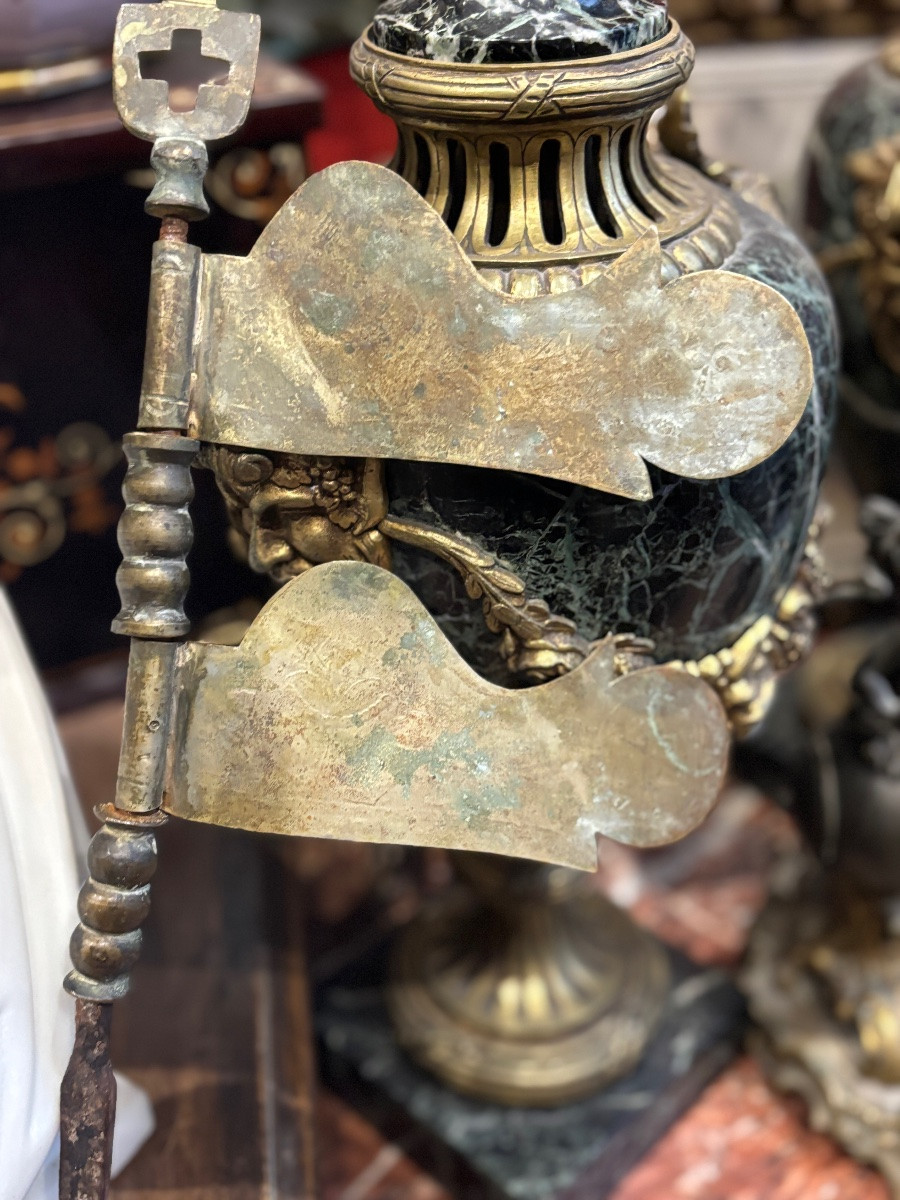 Girouette de chapelle  XVII e en laiton sur axe en fer forgé à décor de sacré coeur -photo-4