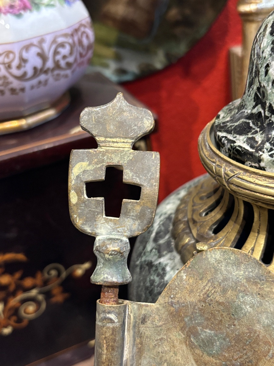 Girouette de chapelle  XVII e en laiton sur axe en fer forgé à décor de sacré coeur -photo-5