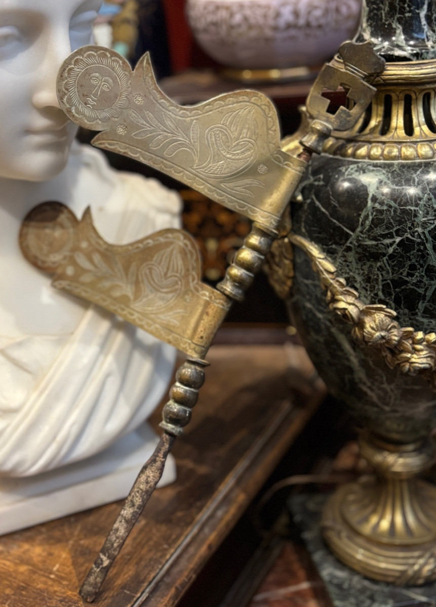 Girouette de chapelle  XVII e en laiton sur axe en fer forgé à décor de sacré coeur 