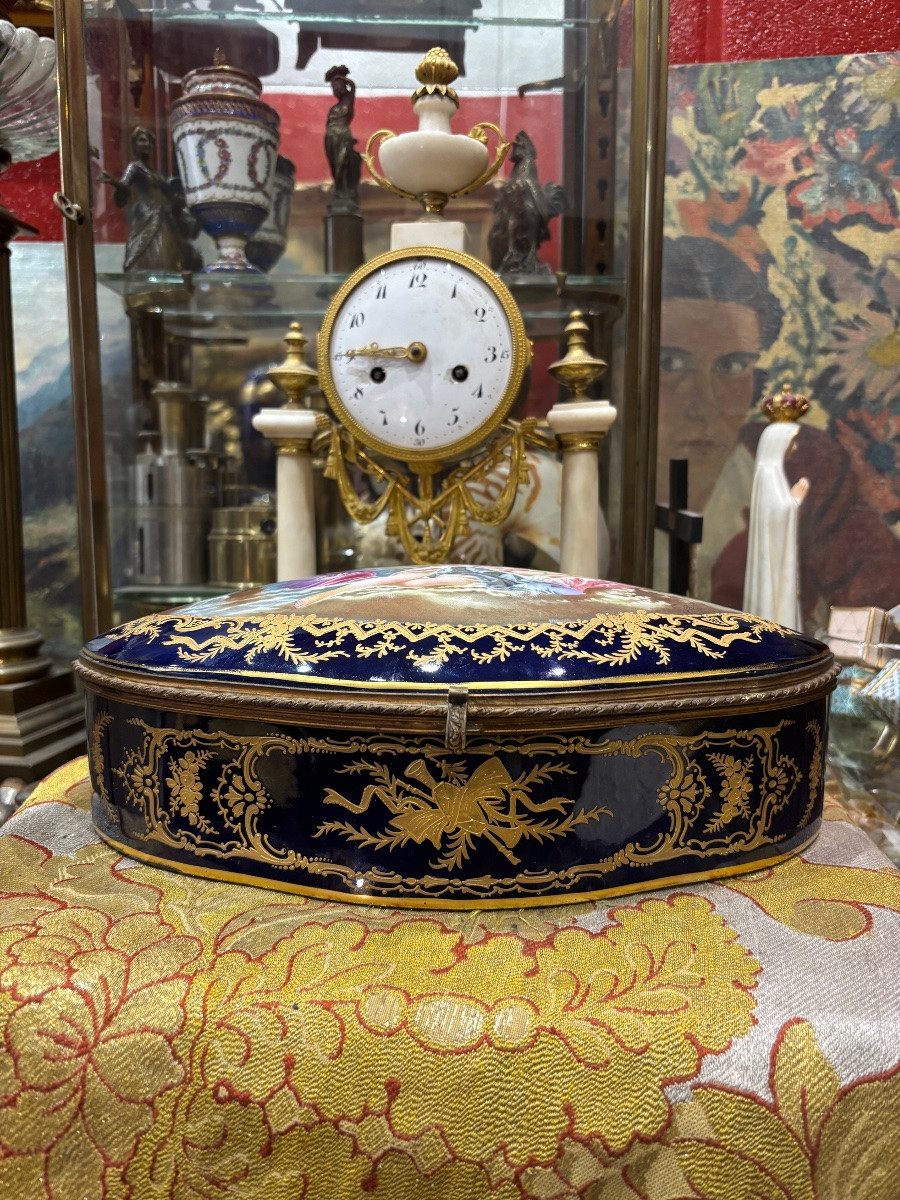 Sèvres tuileries GRANDE boîte bonbonnière en porcelaine à décor romantique angelot signée  -photo-2