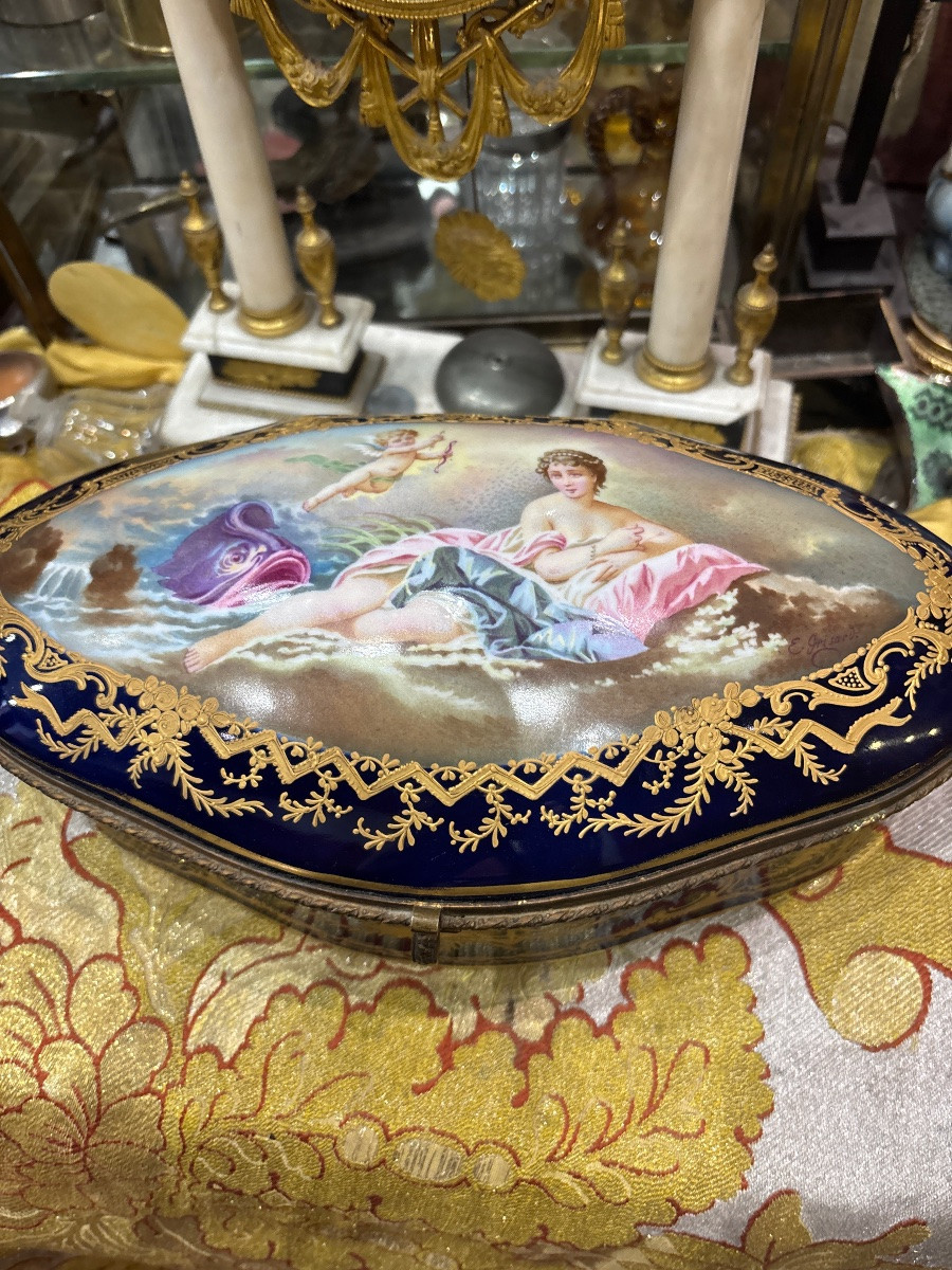 Sèvres tuileries GRANDE boîte bonbonnière en porcelaine à décor romantique angelot signée  -photo-3