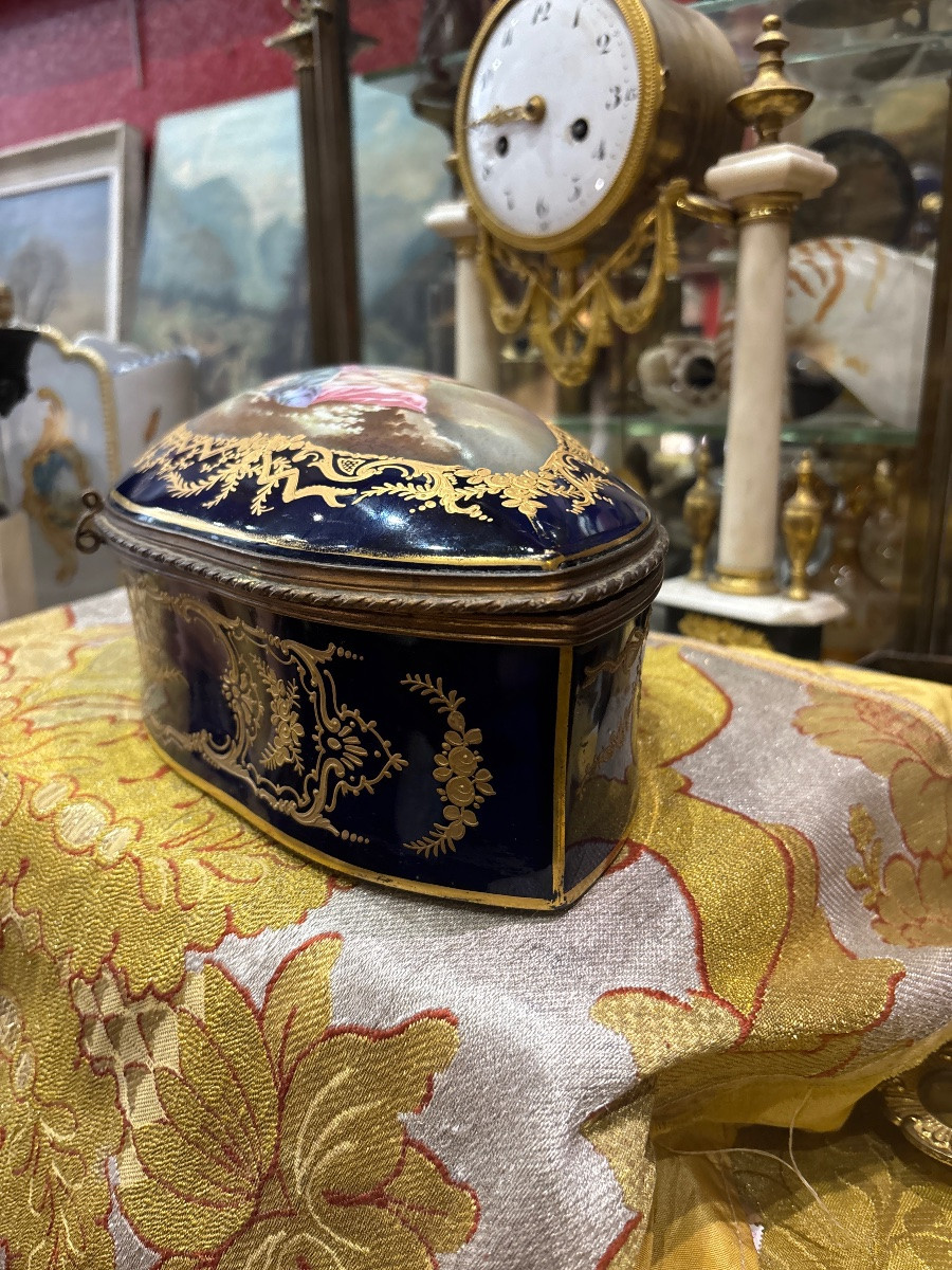 Sèvres tuileries GRANDE boîte bonbonnière en porcelaine à décor romantique angelot signée  -photo-2