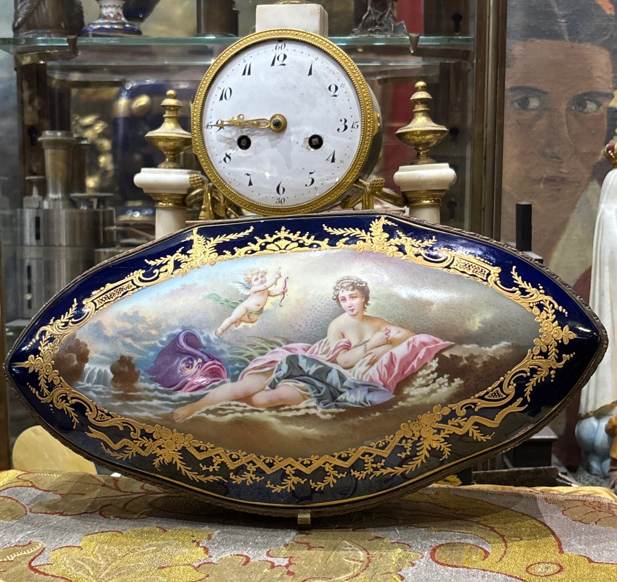 Sèvres tuileries GRANDE boîte bonbonnière en porcelaine à décor romantique angelot signée  