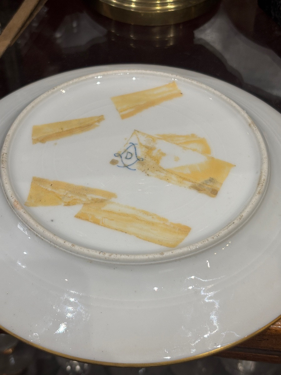 Sèvres assiette en porcelaine XIXe bordée de rehauts dorés rocailles  scène galante romantique-photo-1