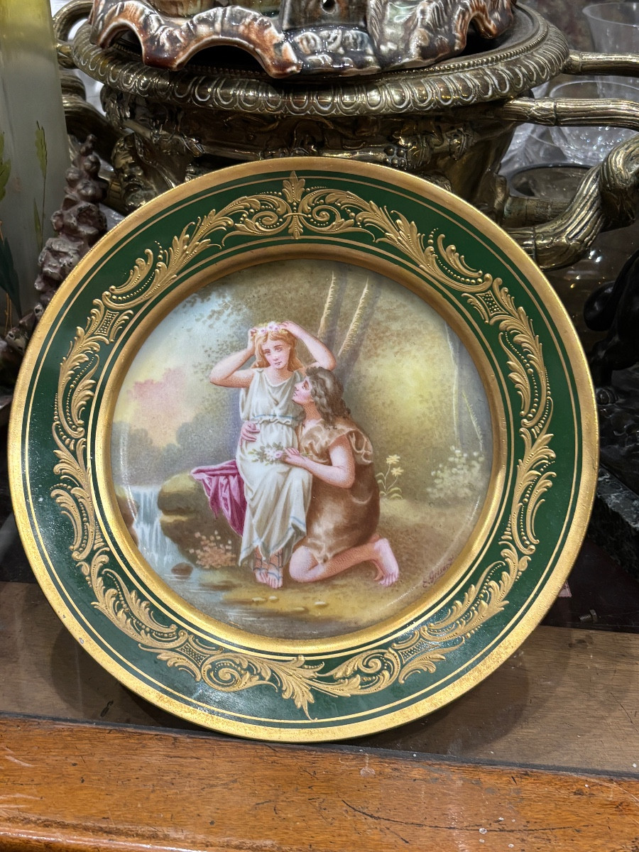 Sèvres assiette en porcelaine XIXe bordée de rehauts dorés rocailles  scène galante romantique