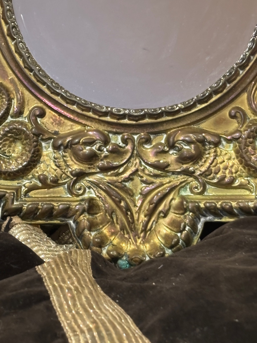 Ancien miroir XIXe Napoléon III de style LXIV en laiton repoussé à décor de dauphins et masque -photo-2
