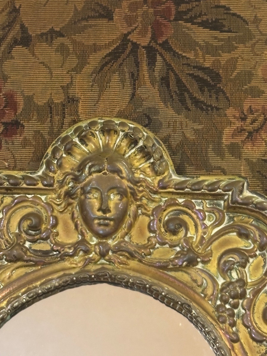 Ancien miroir XIXe Napoléon III de style LXIV en laiton repoussé à décor de dauphins et masque -photo-3
