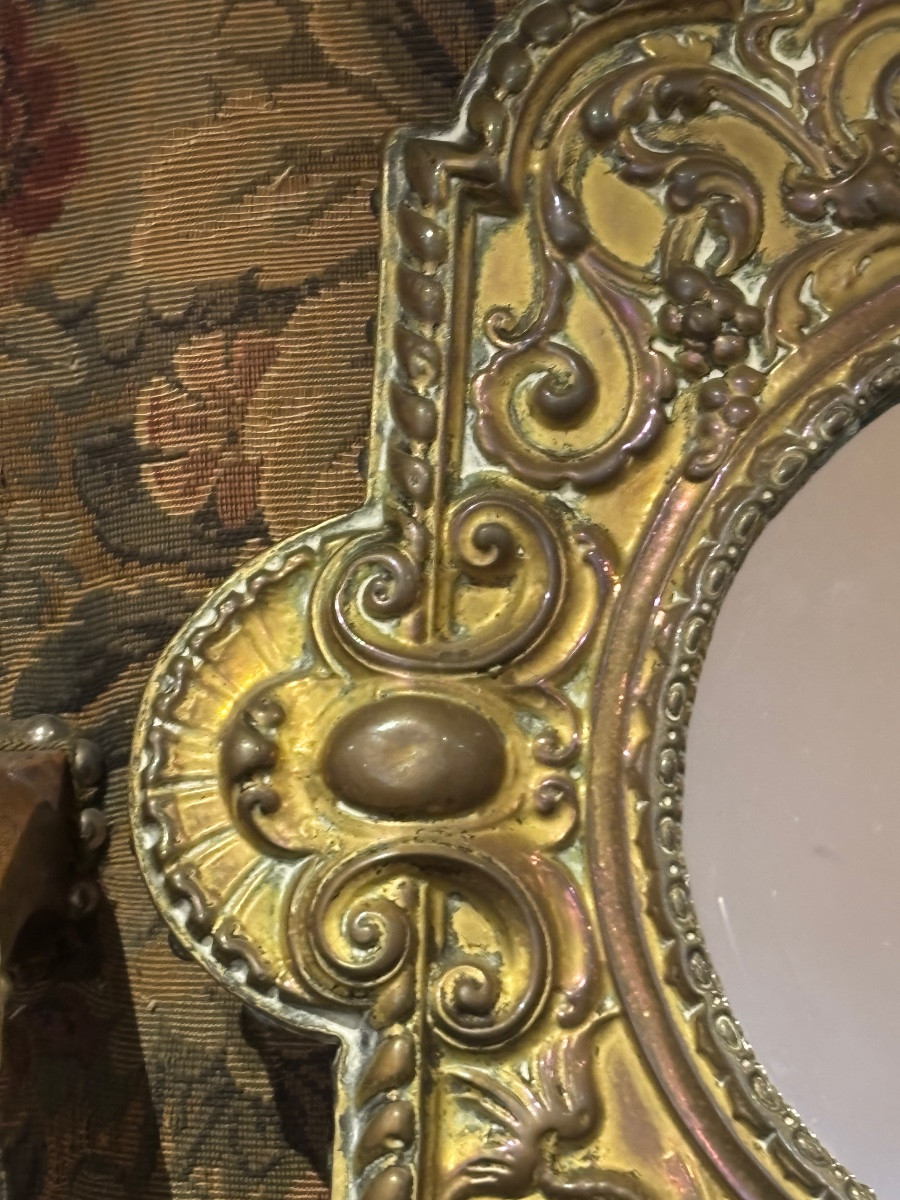 Ancien miroir XIXe Napoléon III de style LXIV en laiton repoussé à décor de dauphins et masque -photo-4