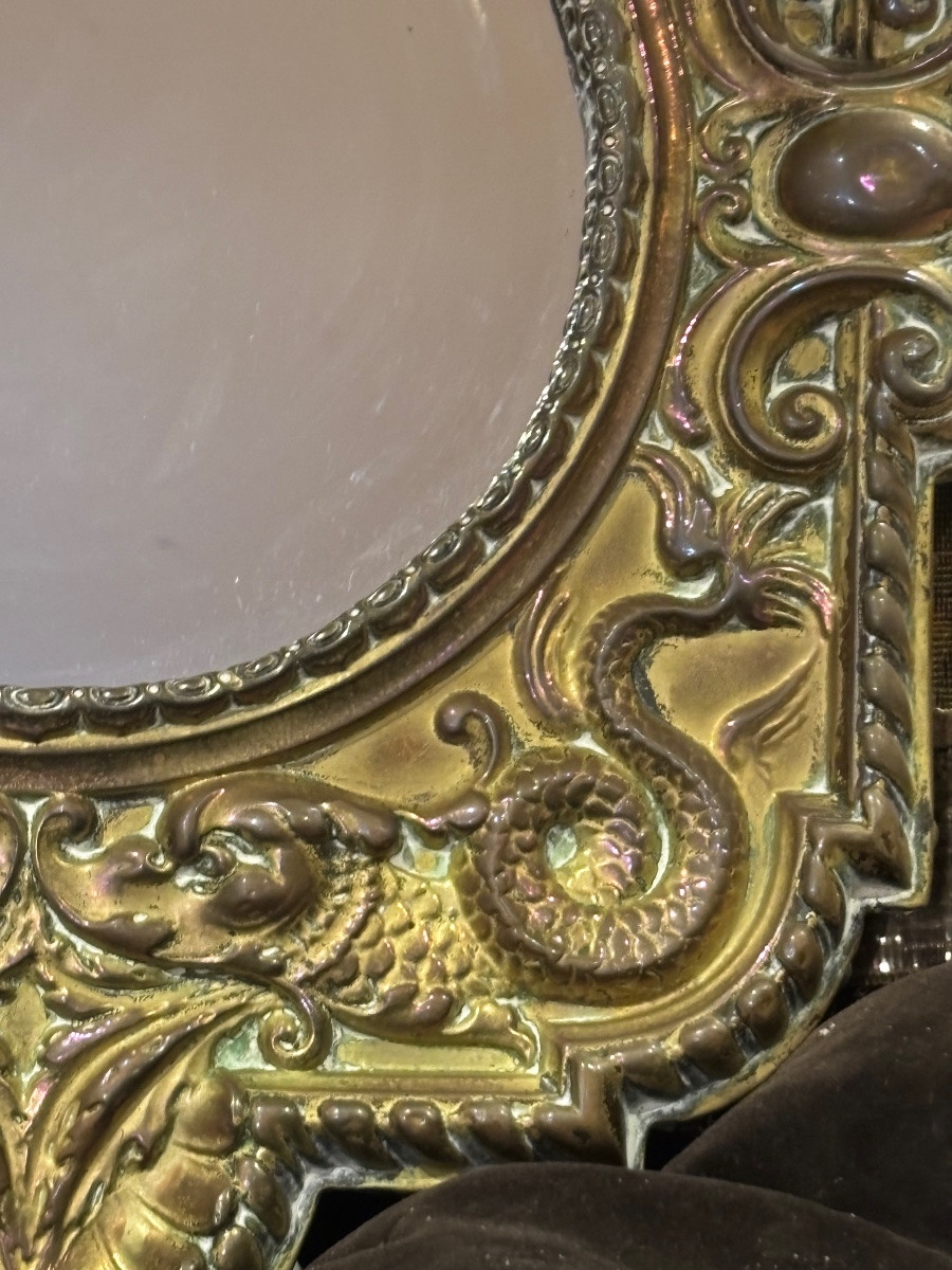 Ancien miroir XIXe Napoléon III de style LXIV en laiton repoussé à décor de dauphins et masque -photo-1